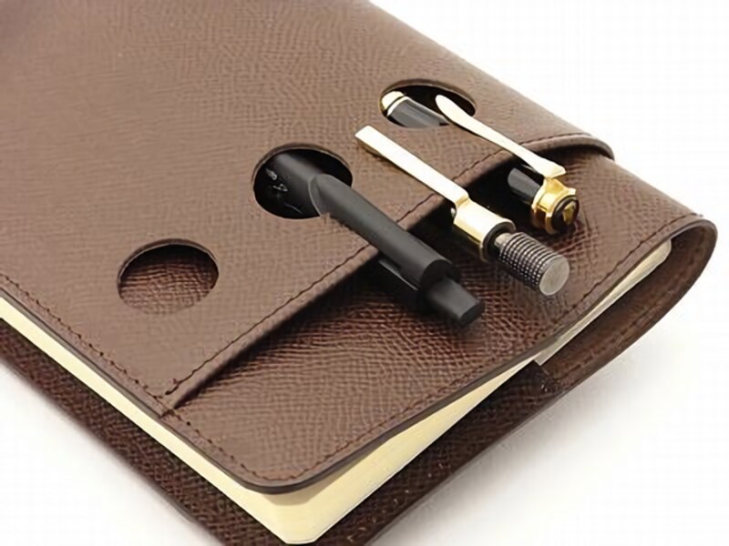 cyproduct『クオバディスカバー 　ビジネス』11,200円（税込） 複数のペンを挿すことも出来るポケット