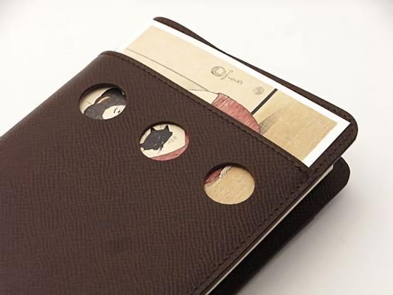 cyproduct『クオバディスカバー 　ビジネス』11,200円（税込） 表紙から裏表紙にかけて用意されたポケットは、ハガキが入るサイズ