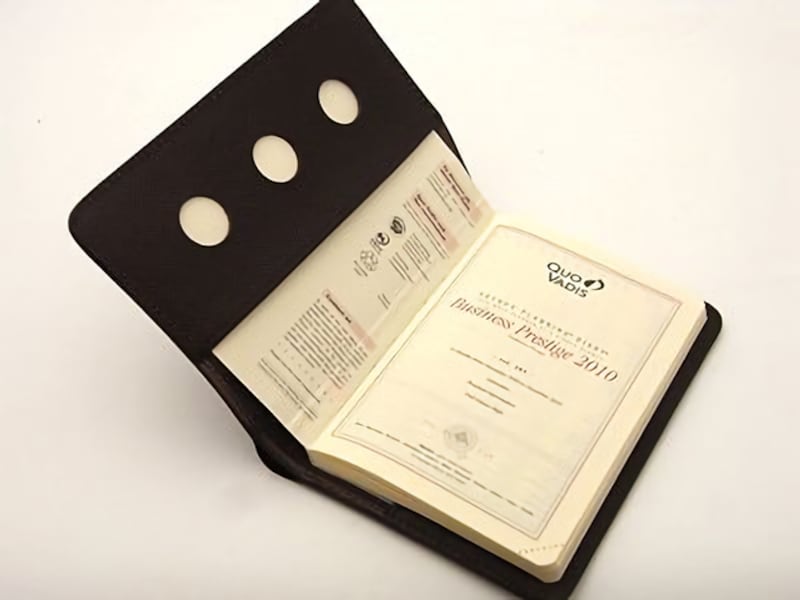 cyproduct『クオバディスカバー 　ビジネス』11,200円（税込） サイドポケットにも穴が開けられていて、挿し込んだカードなどが見えるようになっている