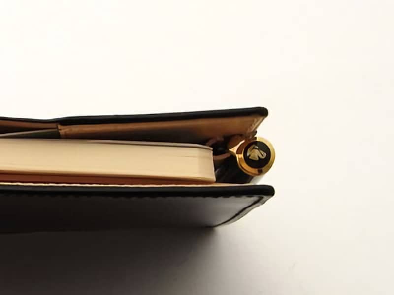 m+『クオバディスカバー 　CORDOVANビジネス』 22,680円（税込） 手帳だけでなくペンまでカバーしつつ、ペン差しは筆記の邪魔にならない場所に配置されている