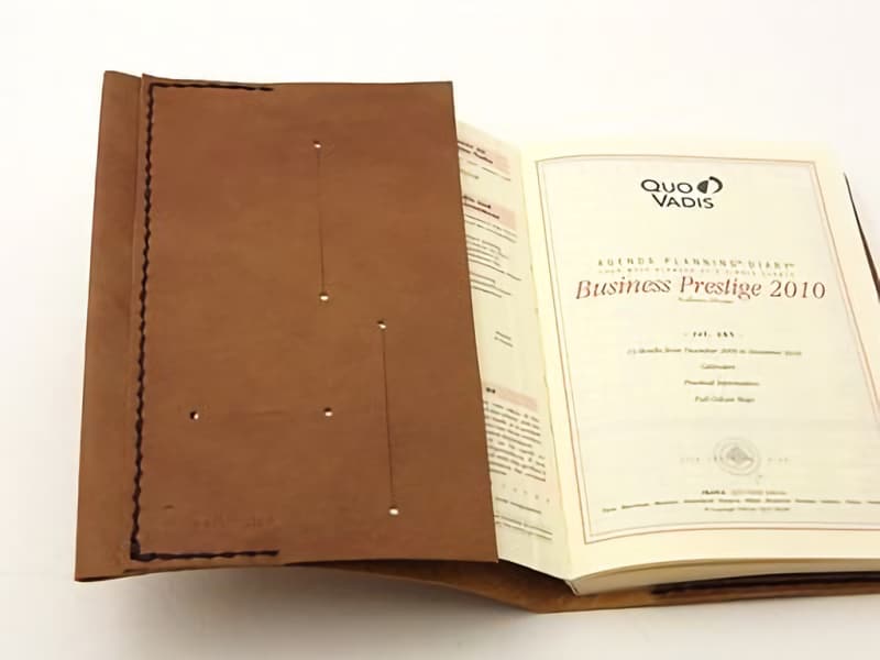 KAKURA『クオバディスカバー 　ビジネス』7,140円（税込） 革に入れた切り込みがカードなどのスリットになっている