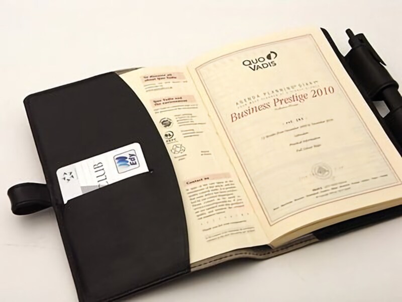 COTONA『クオバディスカバー 　ビジネス』12,600円（税込） 表紙側の内側はカードスロットが一つのシンプルなもの。