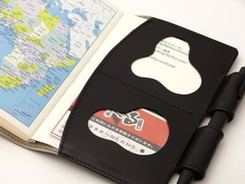 COTONA『クオバディスカバー 　ビジネス』12,600円（税込） 裏表紙側の内側は、透明のカバー付きのカード入れが二つ。写真などを入れて見た目をカスタマイズすることも出来る