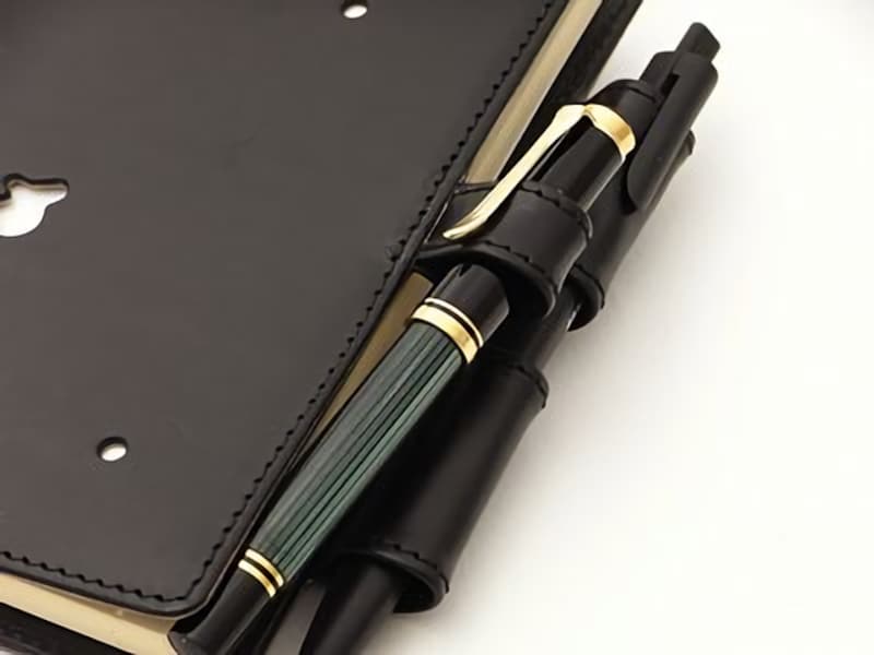 COTONA『クオバディスカバー 　ビジネス』12,600円（税込） 閂状のペン差しには、写真のように二本差すことが出来る