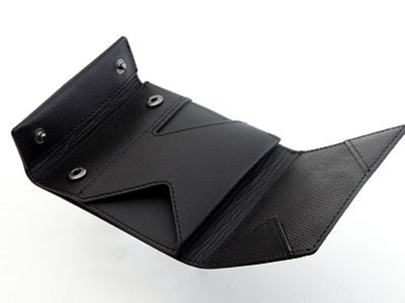 開くとこんな感じ。随所に薄さを実現する仕掛けがある。