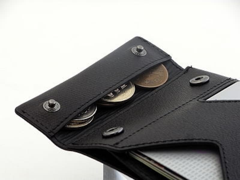 小銭入れは端の折り返し部分にある。細長い形状は意外に使いやすい。