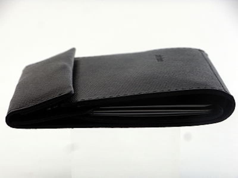 カード5枚、紙幣4枚、小銭を7枚入れても、この薄さ。