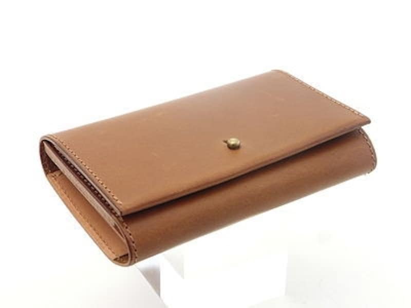 COTONA「コンパクトウォレット デベソ」。色は写真のキャメルの他、ブラウン、ブラックがあります。