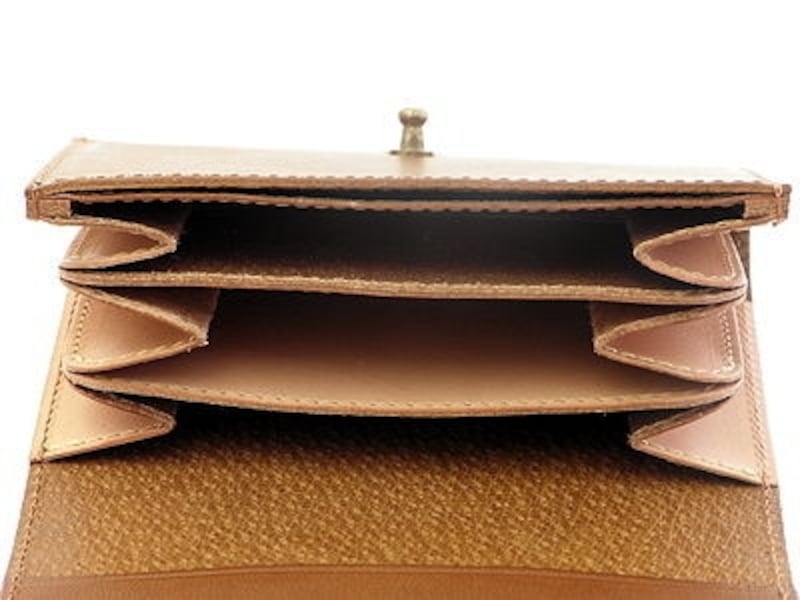 中を開くとこんな感じ。下から、紙幣入れ、小銭入れ、カード入れ、名刺入れになっている。