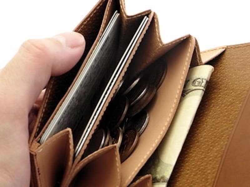 お金やカードを入れるとこんな感じ。この見通しの良さは財布の原点という感じがする。