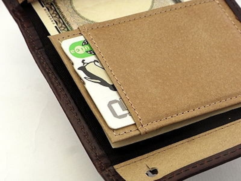 紙幣抑えの部分に、ICカードを入れるポケットが付いた。