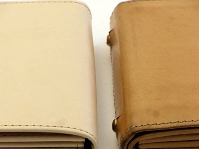 左が新品、右が2年使用。ヌメ革は育つとこれだけ変化する。