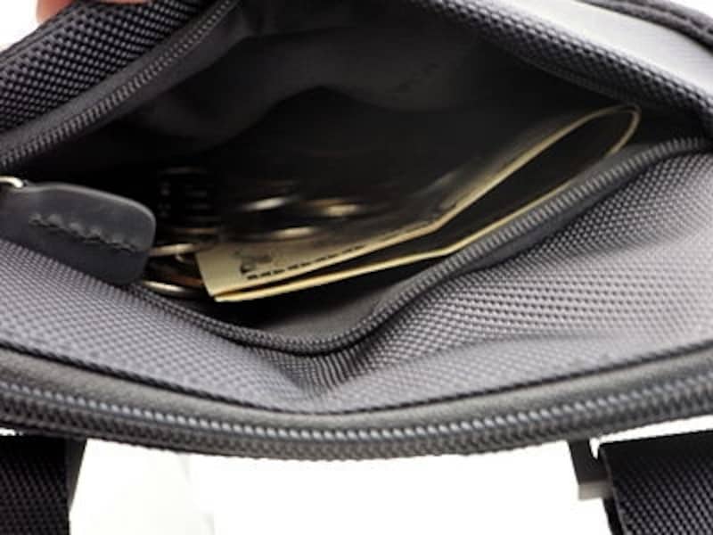 上部のファスナーポケットを財布代わりに使う。