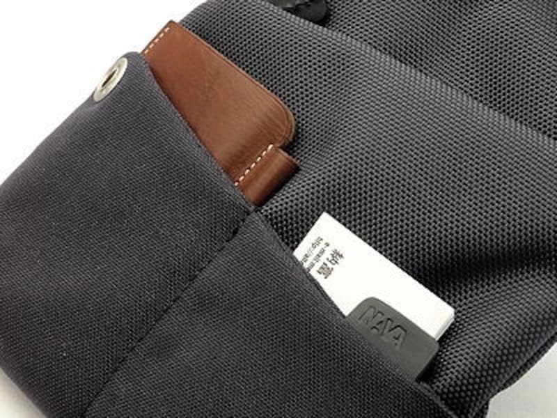 カードケースや名刺を前面のポケットに入れると便利。