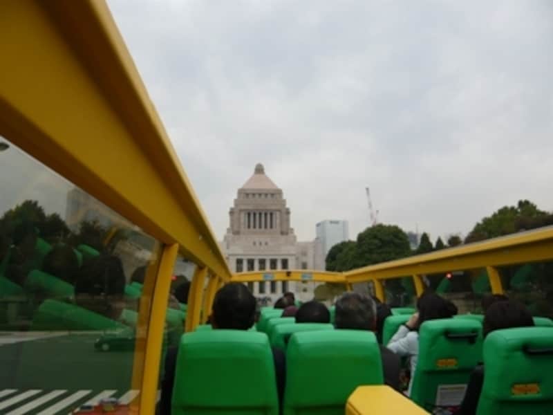 国会議事堂を真正面からこの高さで臨めるのは『オー・ソラ・ミオ』の特権。