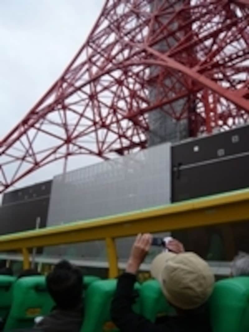東京タワーも車道から見るとまた違った味わい。ツ アー客のみなさん、写真撮影に熱中！