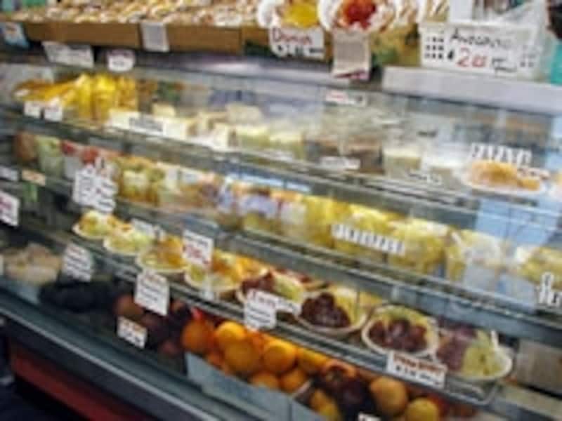 マンゴー、パパイヤなど完熟のカットフルーツが並ぶ高橋果実店