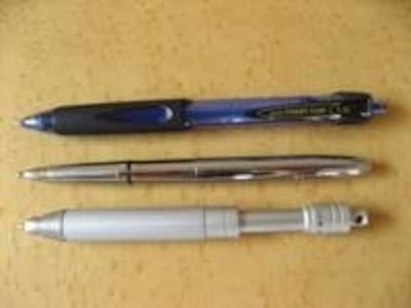 上向き筆記ができるボールペン。上から、三菱鉛筆 「パワータンク」、フィッシャー 「スペースペン」、トンボ鉛筆 「XPA」