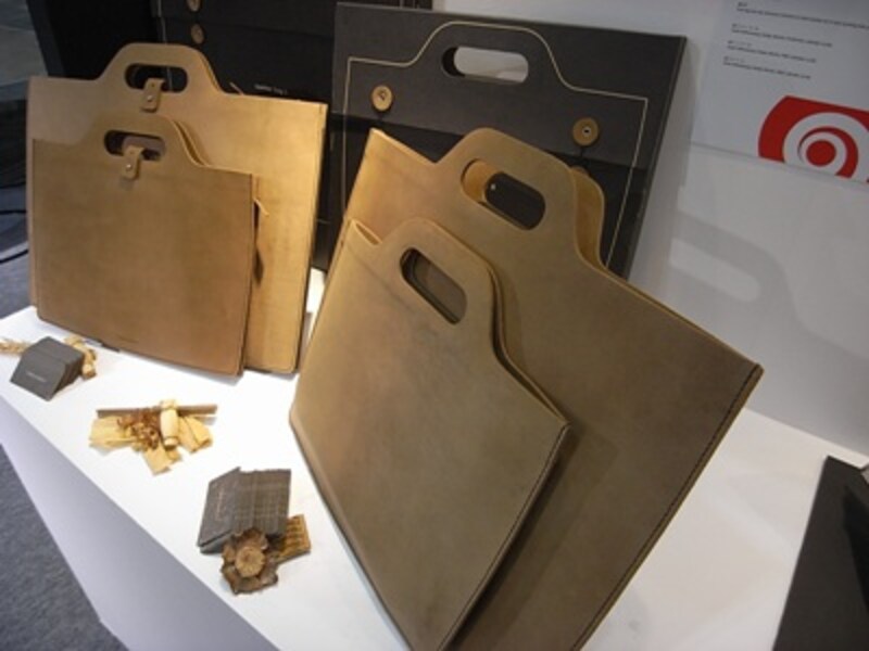 LABRADOR社のマルチパーパスレザーバッグ