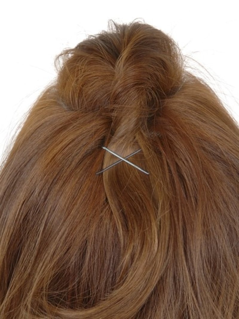 ヘアピンをクロスで固定してポンパドールを崩れにくくする