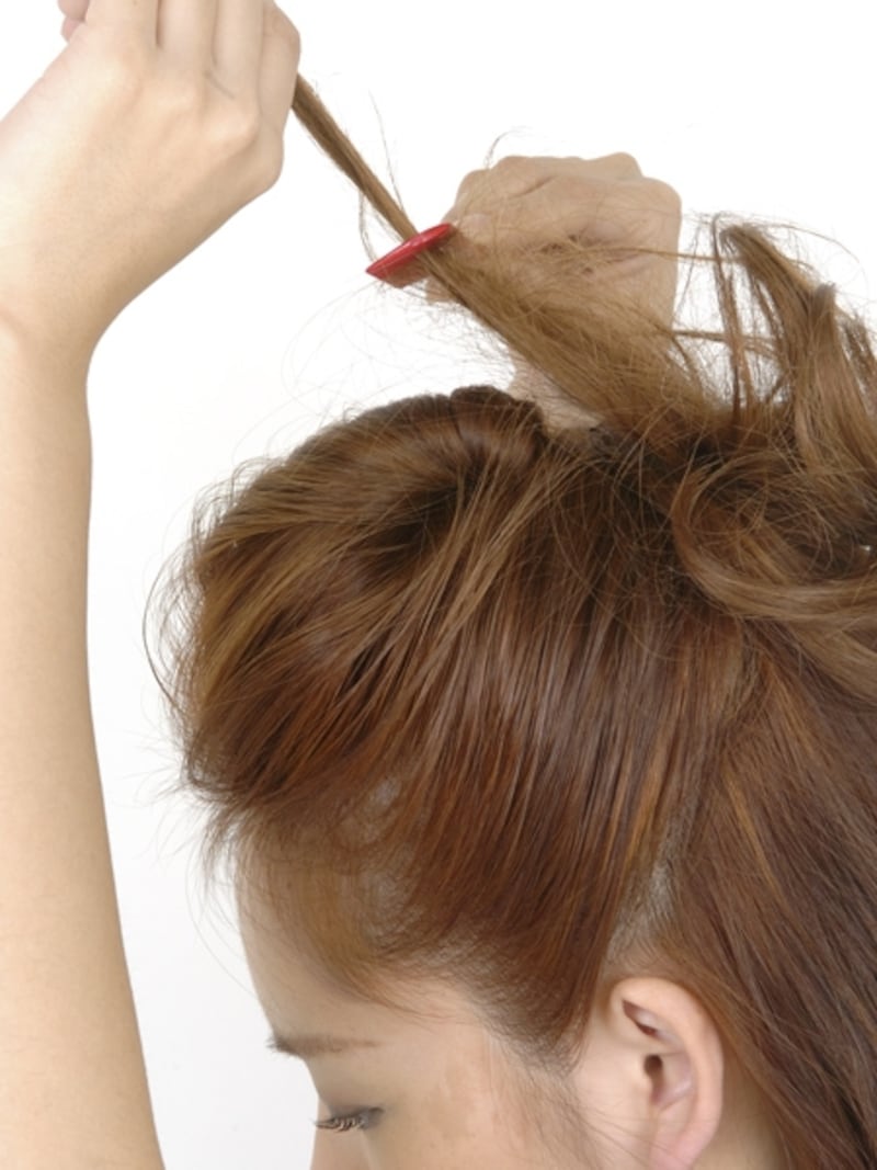毛先の束感を残すため、中間から毛先に逆毛を立てる