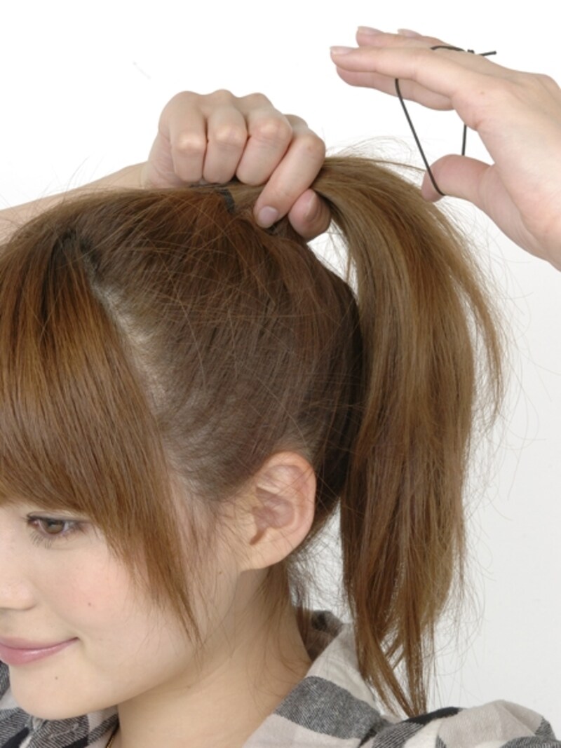 TOPで結んだゴムに重ねて結ぶ