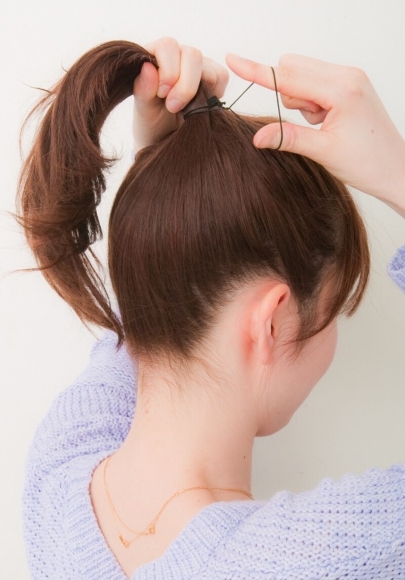 TOPで結んだゴムに重ねて結ぶ