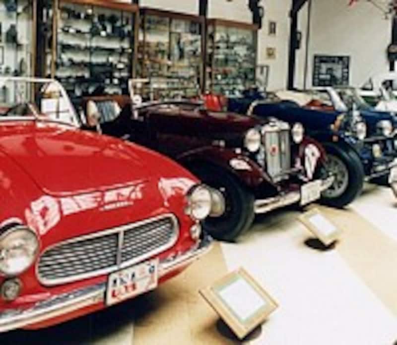 クラシックカーとアンティーク時計がぎっしり展示。そして