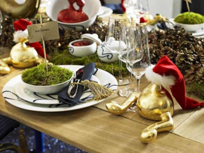デンマークが誇る陶磁器メーカー、ロイヤルコペンハーゲンでは、毎年店内でクリスマスの特別テーブルセッティングを披露し、話題に。こちらもぜひのぞいてみては ©Royal Copenhagen