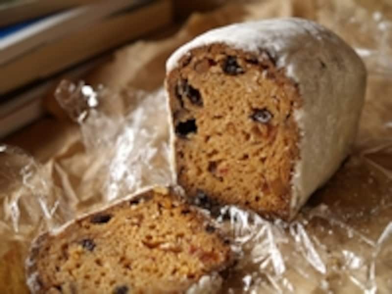 バターをたっぷり入れて焼きあげた「シュトレン」