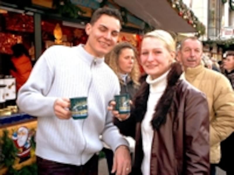 ドレスデンのクリスマス市。グリューワインはどの街にも必ずあるもの ©Christoph Münch