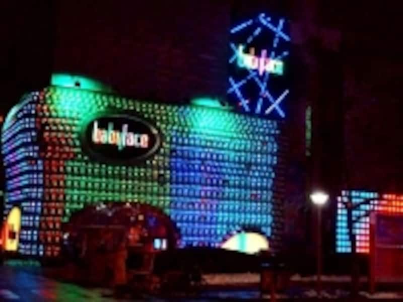 工人西路には沢山のクラブが立ち並ぶ