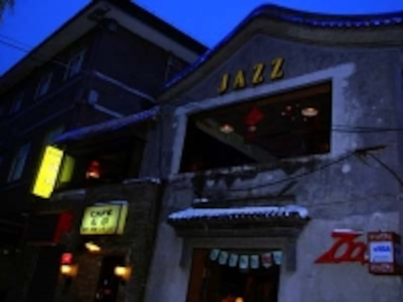 黄色い看板とJAZZの文字が目印