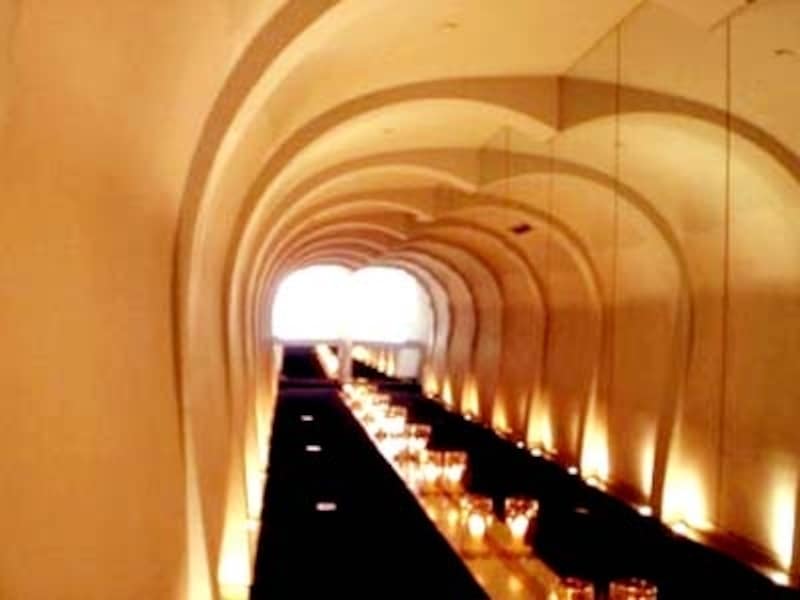 エントランスの向うには広いラウンジが