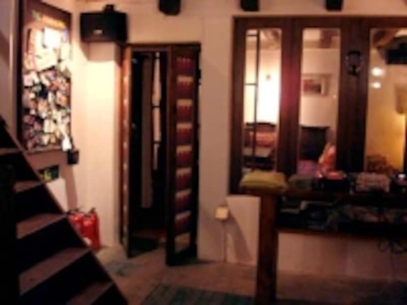 前の階段を登って屋上に