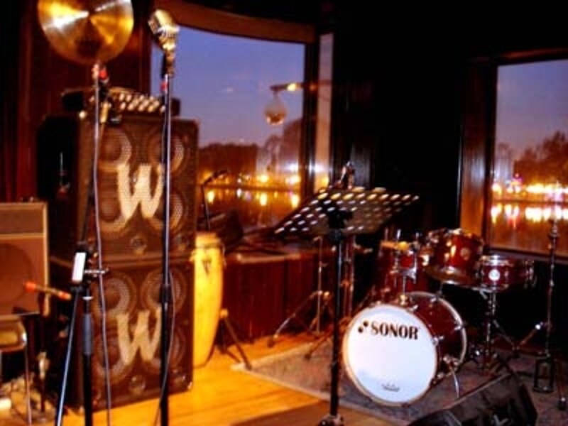 ステージ横から臨める后海の眺めが最高！