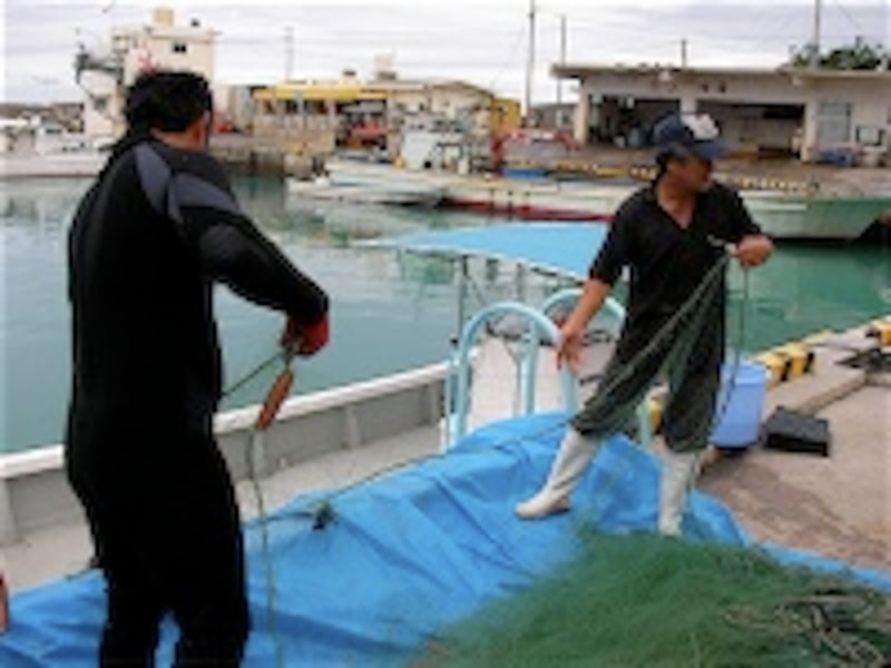小さな漁船と地元の小学生と交流