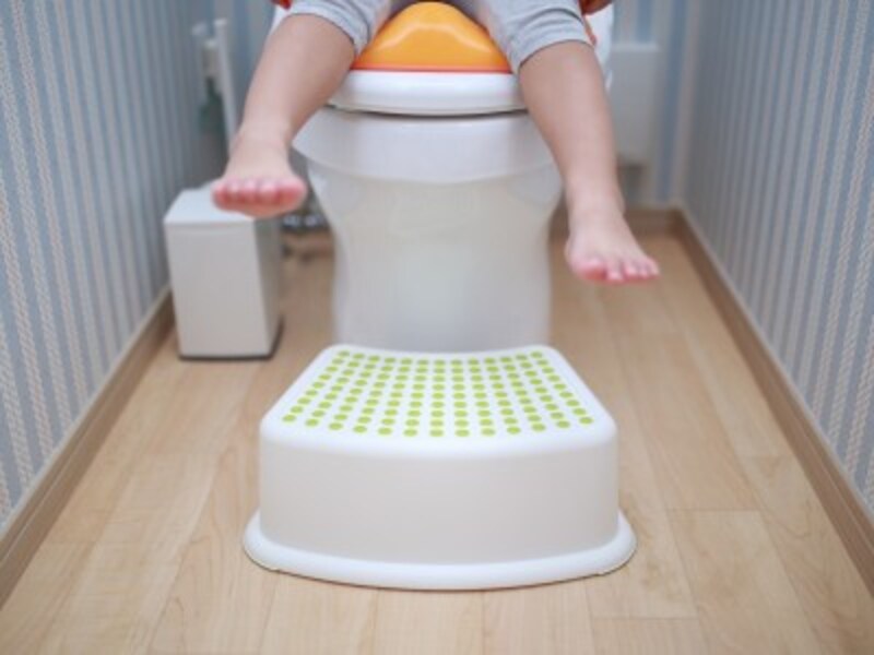 トイレトレーニングに役立つ補助便座と踏み台