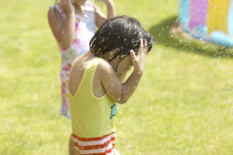 暑い日に楽しむプールでの水遊び用におもちゃを手作りしてみよう