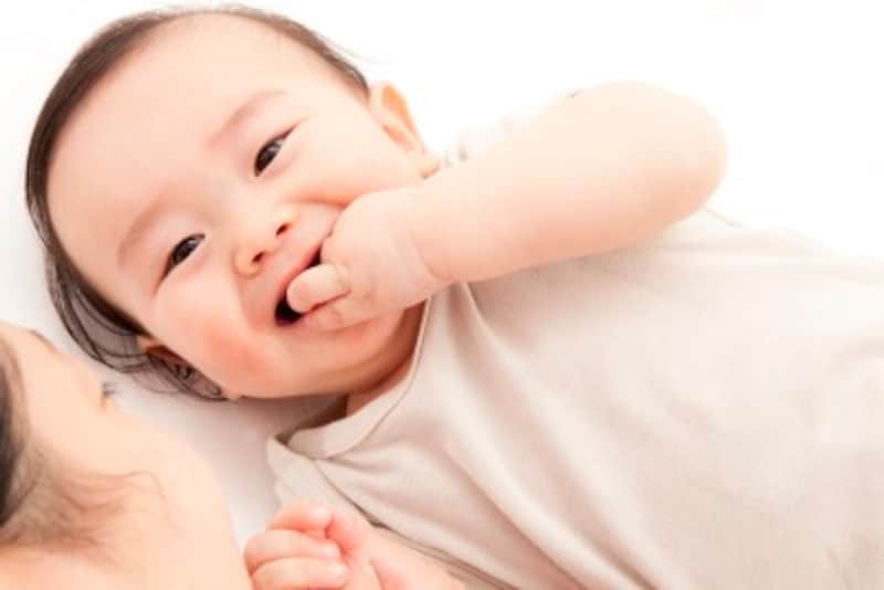 赤ちゃんの指しゃぶりは いつから やめさせる方法ヒント 歯並び影響