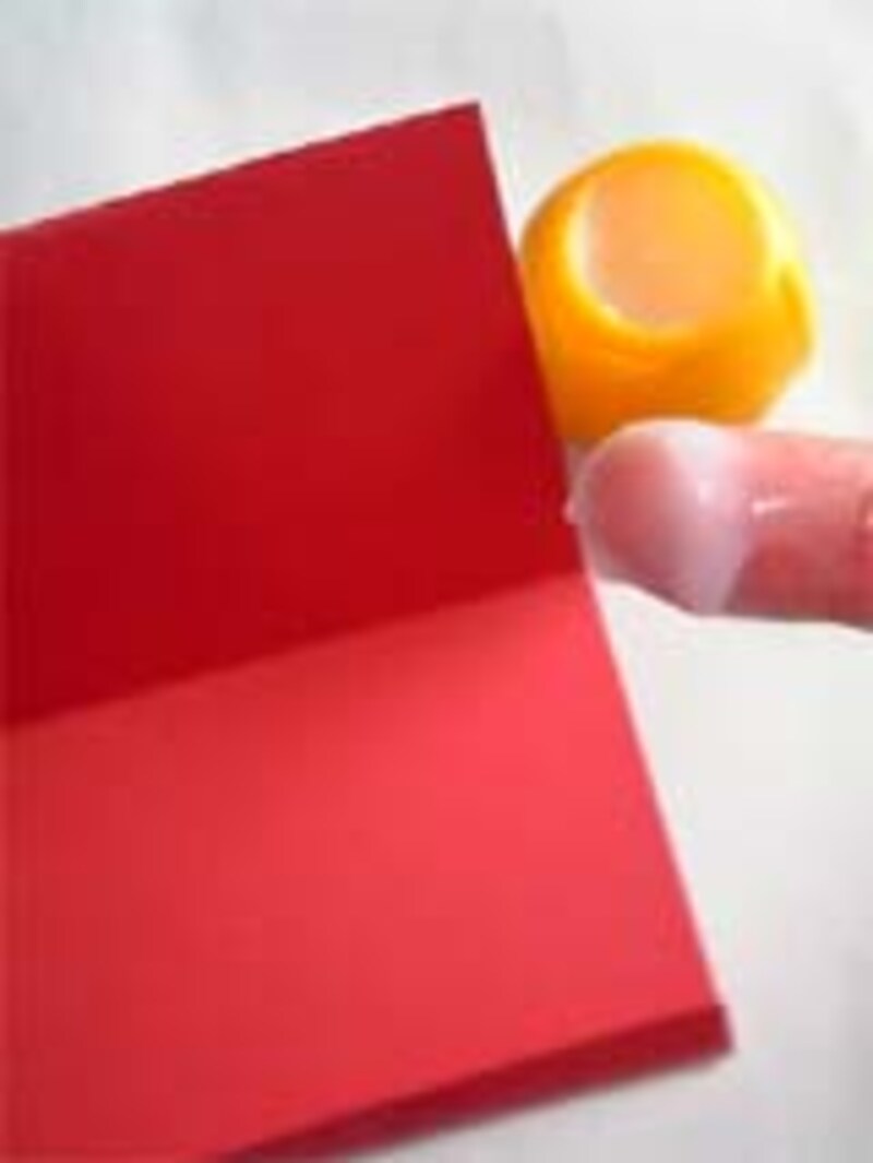 できるだけ、指でつけるタイプののりで