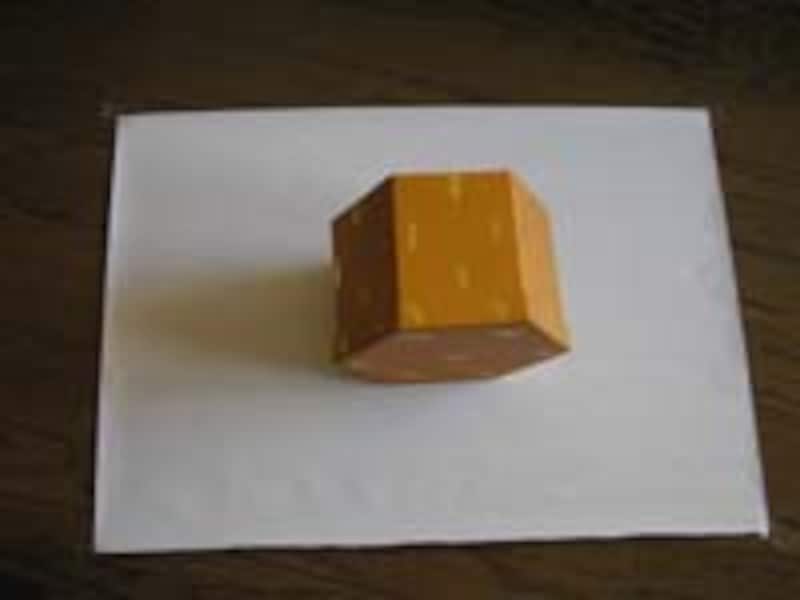 紙の中央に商品を置く