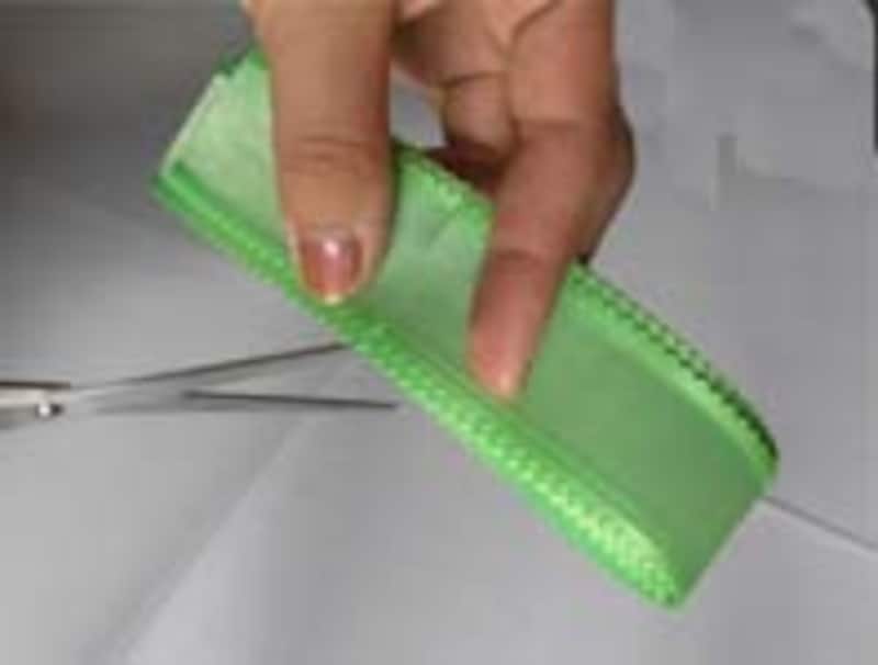 リボンの中央を切る