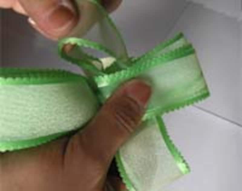 リボンの形を整える