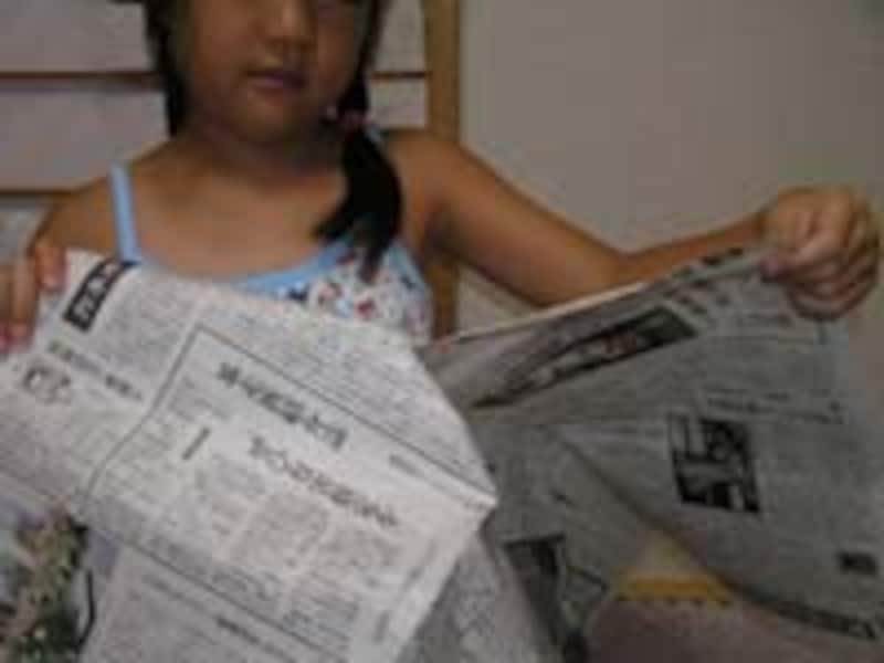 新聞紙を破く!