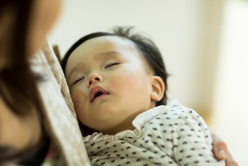 眠ったはずの赤ちゃんが、布団におろした瞬間に起きてしまう