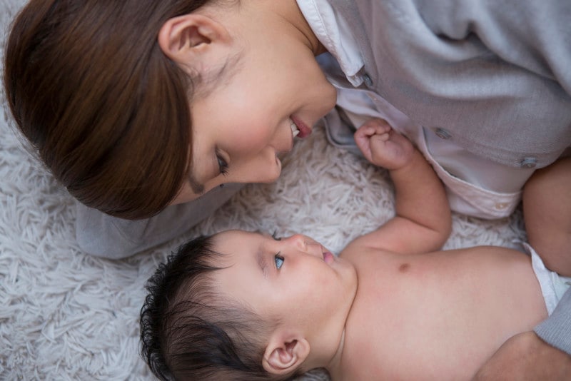 赤ちゃんを寝かしつけやすいというメリットがある添い乳だが、注意点も