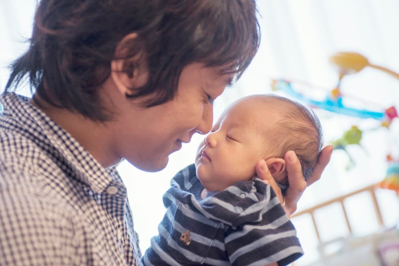赤ちゃんがパパの寝かしつけを嫌がる……!?