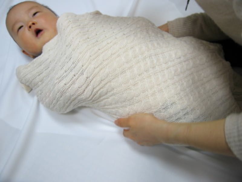 おくるみですっぽりと包んであげると、赤ちゃんが寝付いてくれるかも
