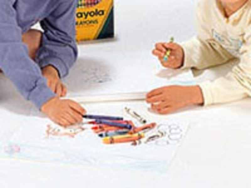 静の遊び、お絵かき。ストレス発散だけでなく、創造性も育みます。